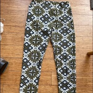Green Lularoe leggings.